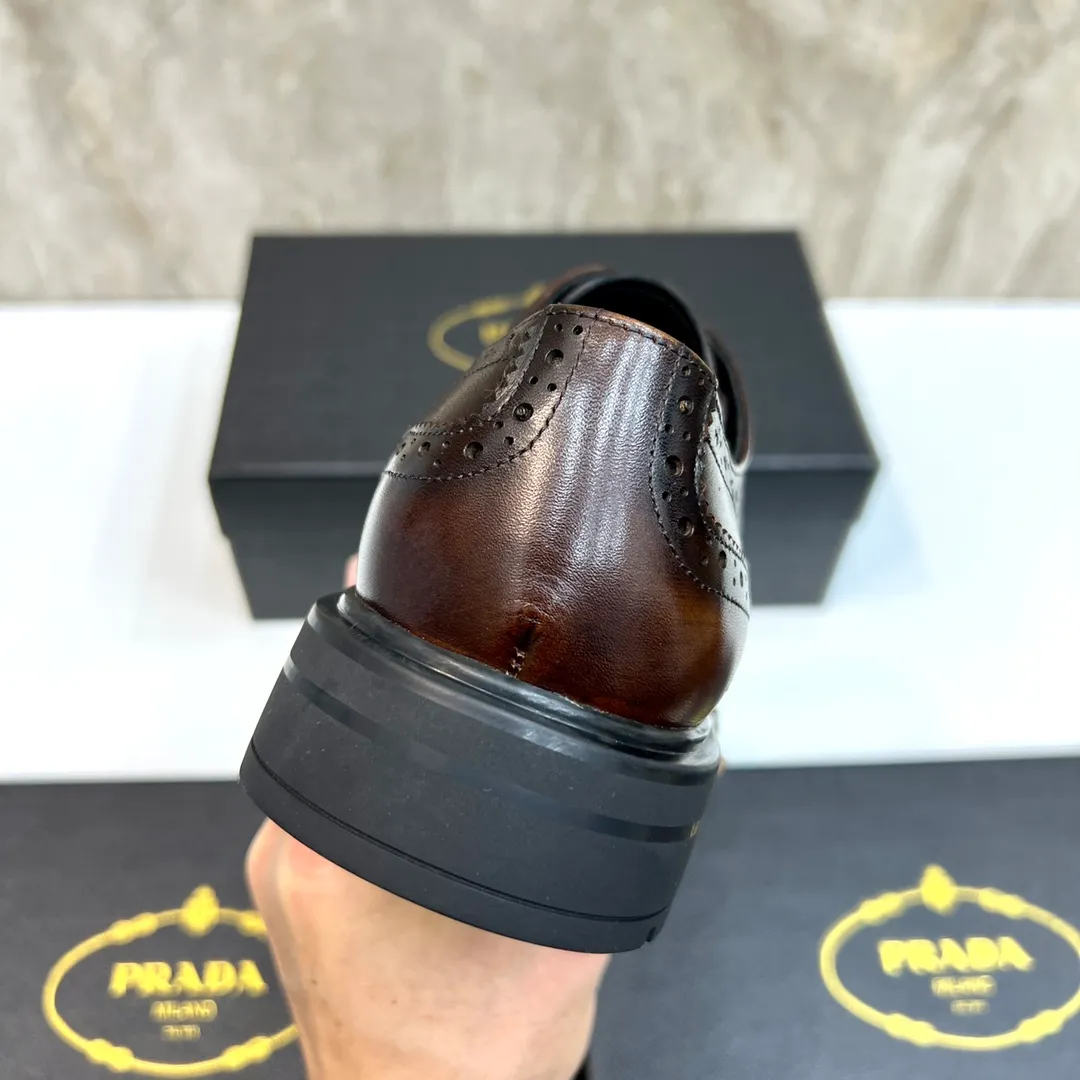 Original order quality: P580 Brand: PRADA (Prada) Standard code: Men's size 38/44 (45 can be customized) Grade: Same style as the official website High-quality men's shoes Material: Original cowhide Water-dyed cowhide lining Rubber outsole Style categories: Men's fashionable formal leather shoes Slip-on men's shoes series Young fashion European and American trends British style Top luxury Color: Actual picture
